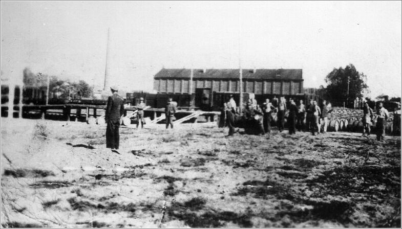 Mordechai Baumelgrin of the Radom ghetto standing beside a grave he dug for himself, before being executed.